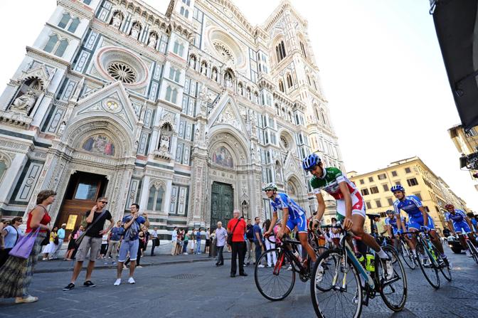 La Nazionale italiana di Paolo Bettini prova il tratto pi suggestivo del Mondiale di Firenze. Ansa